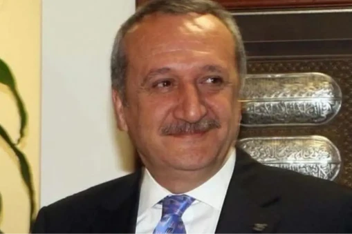 Türk siyasetinin önemli isimlerinden biri olan Mehmet Ağar'ın hayatı hakkında detaylı bilgiler