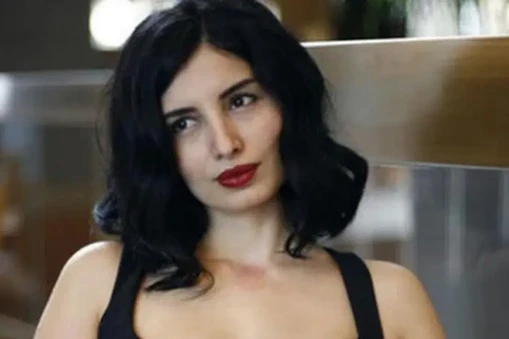 Ünlü Şarkıcı Başak Sayan'ın Sıra Dışı Yaşamı! Peki Gerçekten Kaç Yaşında, Nereli ve Evli mi?
