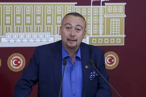 Türk siyasetinin önde gelen isimlerinden biri olan Özkan Yalım'ın kökeni, siyasi kariyeri ve yaşamı hakkında detaylı bilgiler