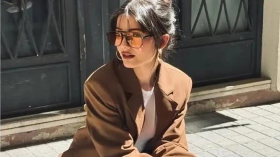 Helin Kandemir, kırmızı bikinisiyle plajda sezonu açtı ve hayranlarını büyüledi!