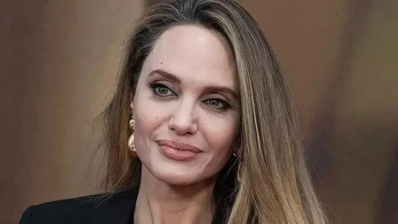 Angelina Jolie, Ukrayna'daki yer altı okullarını ziyaret etti