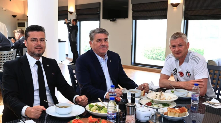 Beşiktaş Başkanı Serdal Adalı, Futbol A Takımı ile buluştu