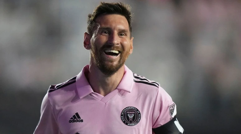 Futbol efsanesi Messi, kariyerindeki 47. kupayı müzesine götürdü!