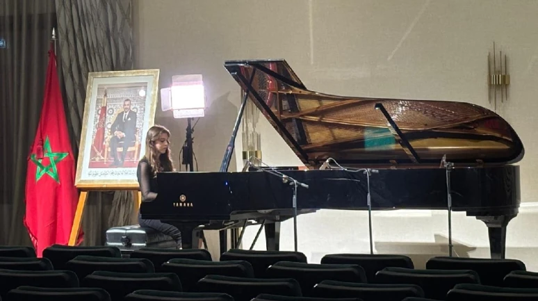 Narlıdere'nin yetenekli piyano virtüözü Ayşe Nil, dünya çapında elde ettiği başarıyla bölgenin holduğunu arttırdı