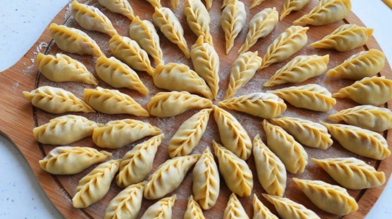 Gürze mantısı tarifi paylaşıldı. Özgünleştirilmiş hali: Gürze mantısı yapımı adım adım anlatıldı!