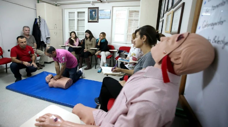 Karşıyaka'da Sağlıklı ve Bilinçli Toplum İçin Atılan Adımlar: 1 Yılda 10 Bin Kişiye Sağlık Hizmeti Sunuldu