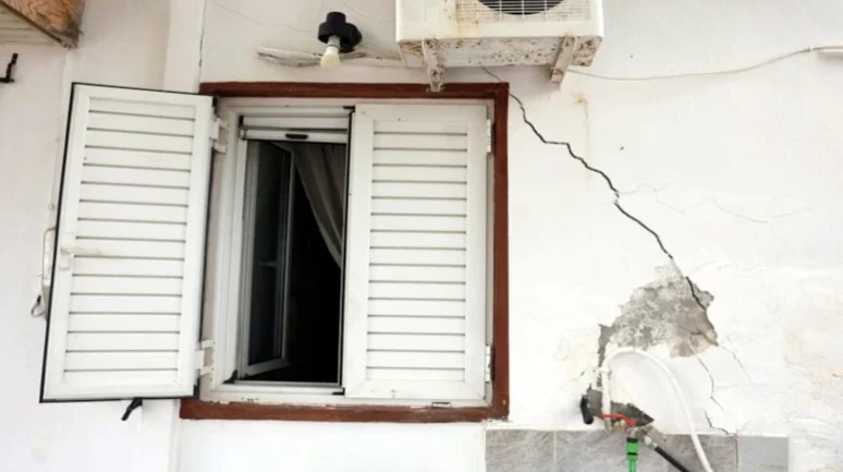 Turistik adanın yollarında evlerinde çatlaklar oluştu, OHAL uygulamasına karar verilecek