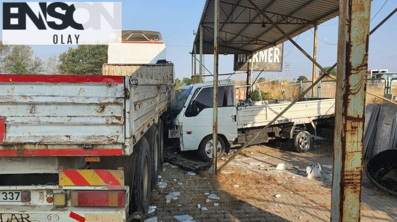 Lastiği patlayan kamyonet tıra çarptı; 2 yaralı