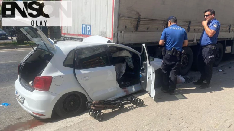 Otomobil, park halindeki tıra çarptı: 4 yaralı