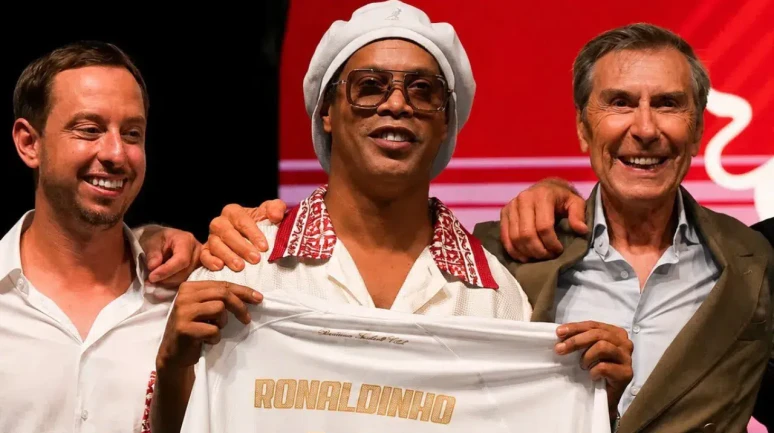 46 yaşındaki Ronaldinho, 11 yıl aranın ardından futbola dönüyor