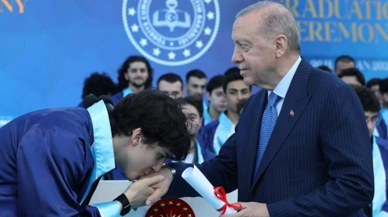 Ömer Tayyip Erdoğan mezuniyet sevinci yaşadı