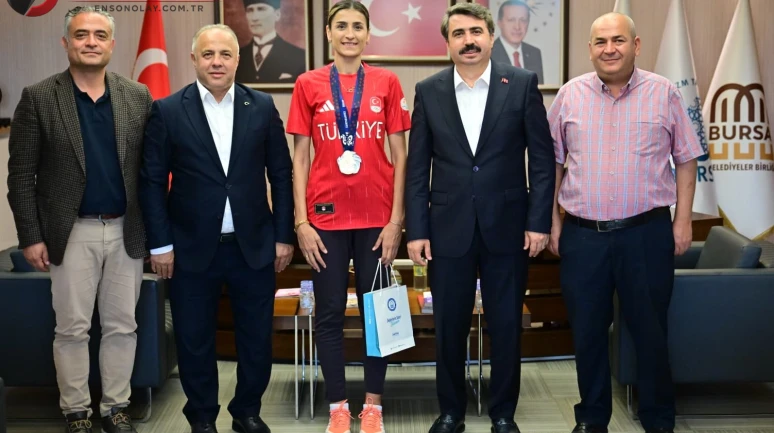 Milli tekvandocu madalya sevincini Oktay Yılmaz'la paylaştı