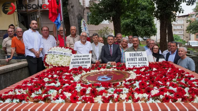 Trabzonspor'un ilk stadyumuna ismi verilen Hüseyin Avni Aker kabri başında anıldı