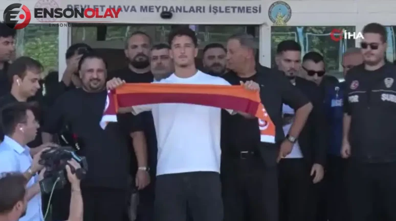 Galatasaray'ın yeni forveti Deniz Gül İstanbul'da