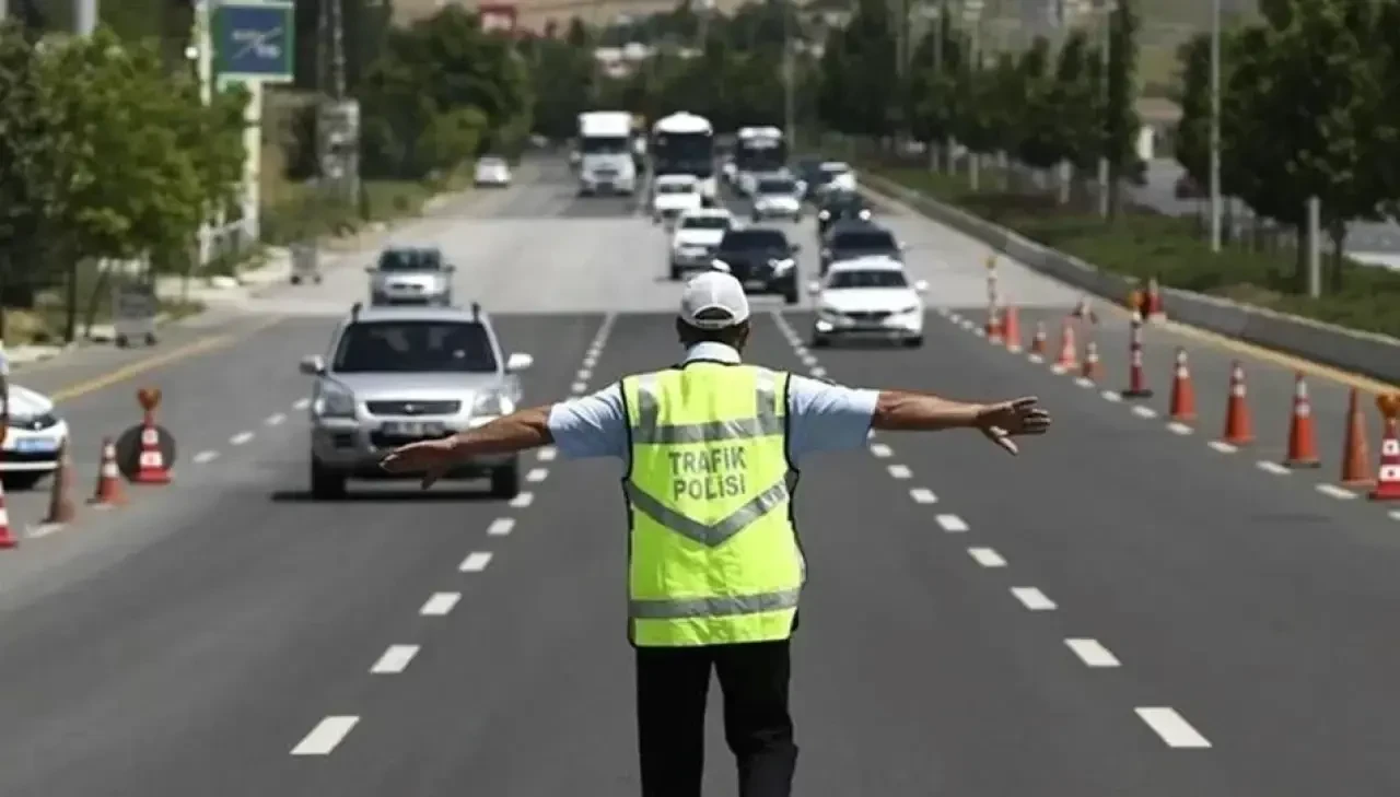 İstanbul Beşiktaş'ta bugün maraton heyecanı yaşanıyor. Bebek–Kuruçeşme sahil bandında start alacak olan "Bosphorun Çeyrek Maratonu" (Bosphorun Quarter Marathon Beşiktaş) dolayısıyla ilçede geniş kapsamlı bir trafik düzenlemesine gidildi. Hafta sonu planı yapan vatandaşlar ile sahil şeridini kullanacak sürücüler, arama motorlarında "18 Ekim Beşiktaş kapalı yollar", "Çırağan Caddesi kapalı mı?" ve "Cevdet Paşa Caddesi saat kaçta açılıyor?" sorularına yanıt arıyor. İşte maraton kapsamında trafiğe kapatılan noktalar ve yolların normale döneceği saatler