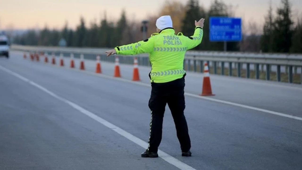 18 Ekim Beşiktaş'ta hangi yollar trafiğe kapalı?Bosphorun Çeyrek Maratonu parkur güvenliği ve organizasyon düzeni kapsamında Beşiktaş sahil şeridinde belirlenen noktalar çift yönlü olarak araç trafiğine kapatıldı. Kapatılan ana güzergahlar şu şekilde:Ortaköy - Çırağan Caddesi ile Asariye Caddesi kesişimi,Bebek - Cevdet Paşa Caddesi ile Bebek Parkı girişi kesişimi arasında kalan tüm sahil yolu bağlantıları.Belirtilen bu iki nokta arasındaki sahil koridoru, maraton boyunca yalnızca yetkili araçlar ve koşucuların kullanımına açık tutulacak.