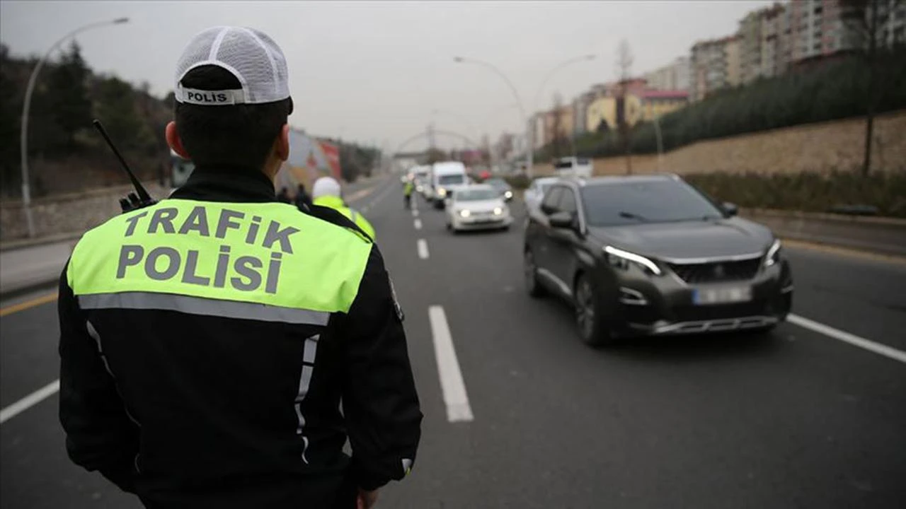 Beşiktaş'ta yollar saat kaçta açılacakHafta sonu trafiğini doğrudan etkileyecek olan uygulama sabahın erken saatlerinde başladı. Yollar sabah saat 07.00'ta trafiğe kapandı. Kapalı yollar saat 12.00'da yeniden trafiğe açılacak.