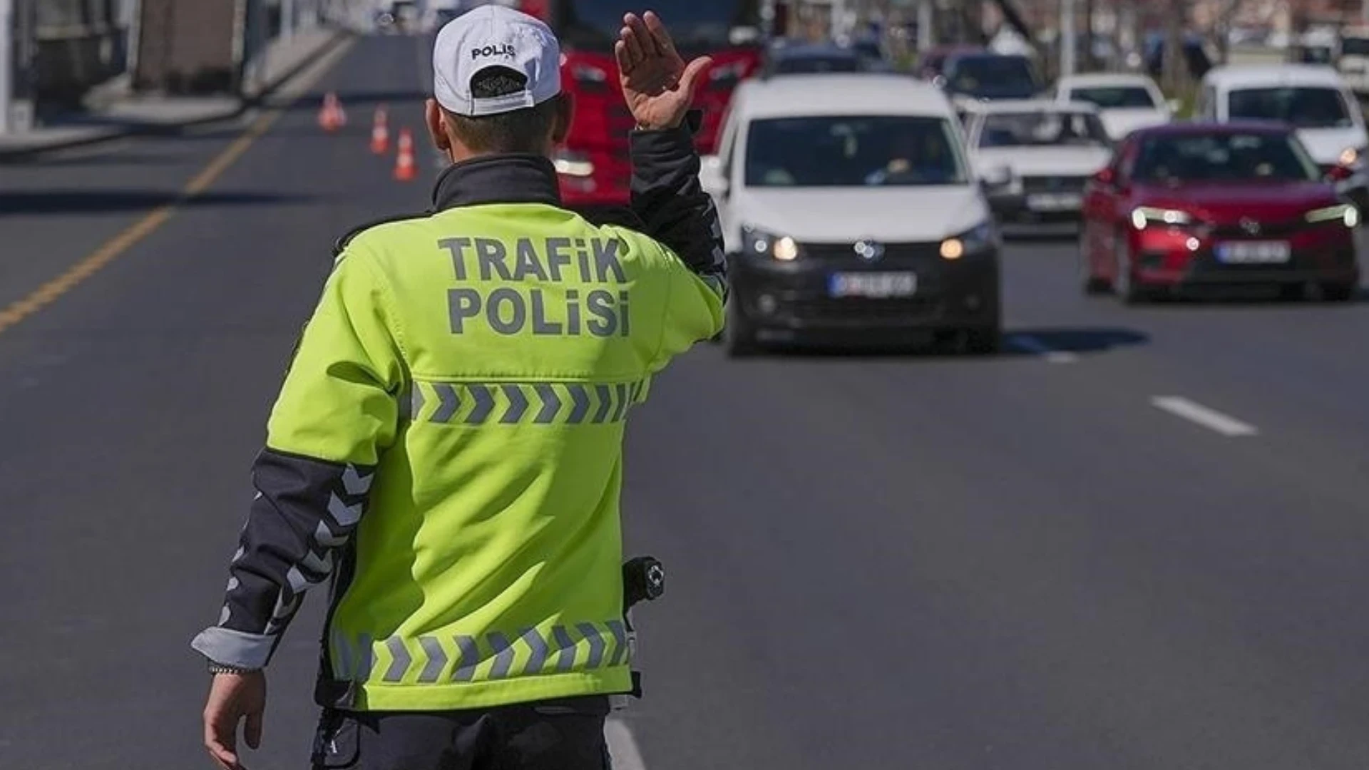 Alternatif güzergahlar hangileri?Sabah 07.00 ile 12.00 saatleri arasında Beşiktaş sahil bandını kullanmayı planlayan sürücülerin mağduriyet yaşamamaları adına Barbaros Bulvarı, Nispetiye Caddesi, Büyükdere Caddesi gibi alternatif iç arterleri ve raylı toplu taşıma hatlarını tercih etmeleri öneriliyor.