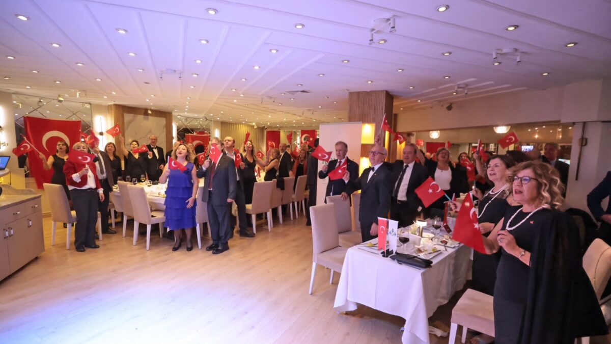 Konak’ta Cumhuriyet coşkusu çocuklar için desteğe dönüştü