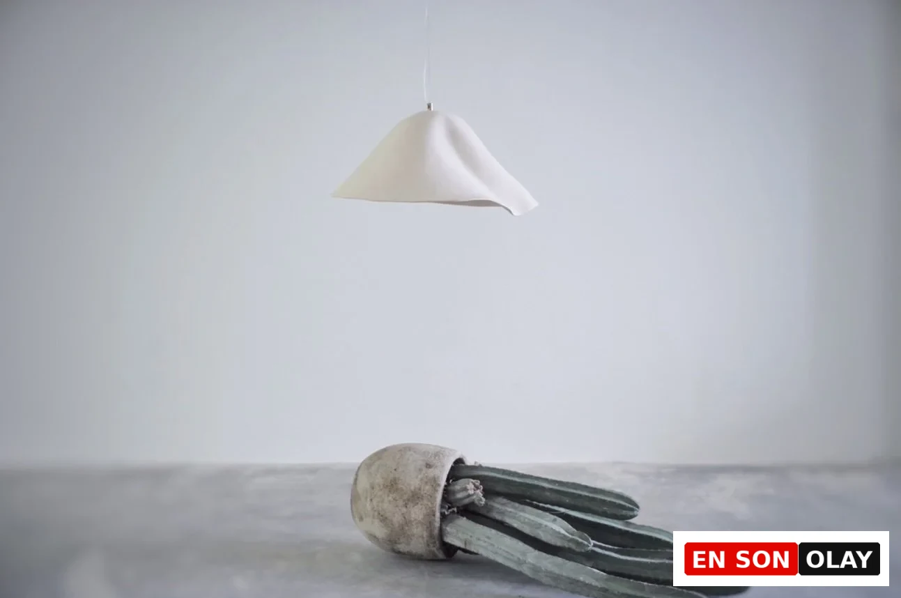 Eshen Ceramics Folds lamba, kıvrımlı seramik yüzeyi ve sıcak, davetkar ışıklandırmasıyla sonbahar dekorasyon trendlerinin şıklığını yansıtan, modern bir iç mekanda zarif bir detay olarak öne çıkıyor.