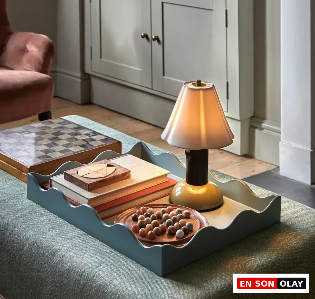 Çiçek açmış bir bitkiyi veya kabarcıkları andıran, çok sayıda küresel ışık kaynağına sahip, sıcak sarı ışık veren modern bir lamba, sonbahar aydınlatma fikirleri için estetik bir dokunuş sunuyor.