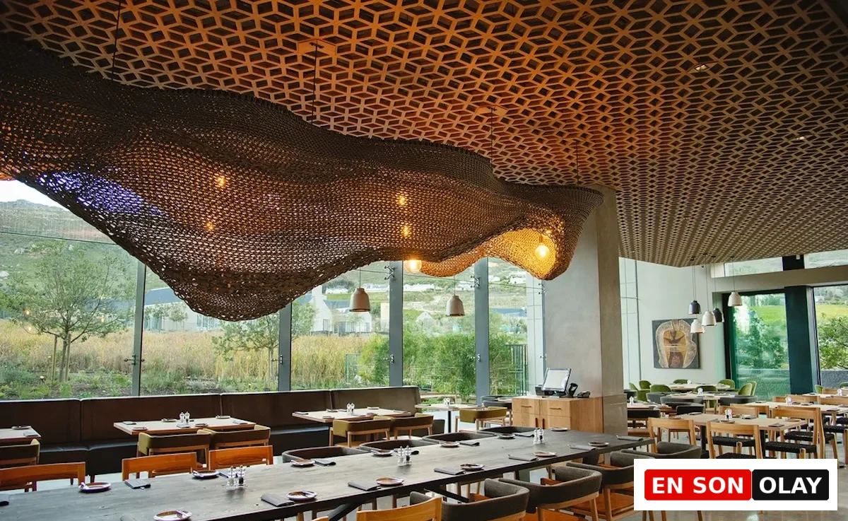 Studio Lloyd'un Amoeba adlı heykelsi aydınlatması, 2026 sonbahar dekorasyon trendlerinde el işçiliği ve özgün aydınlatma tasarımı.