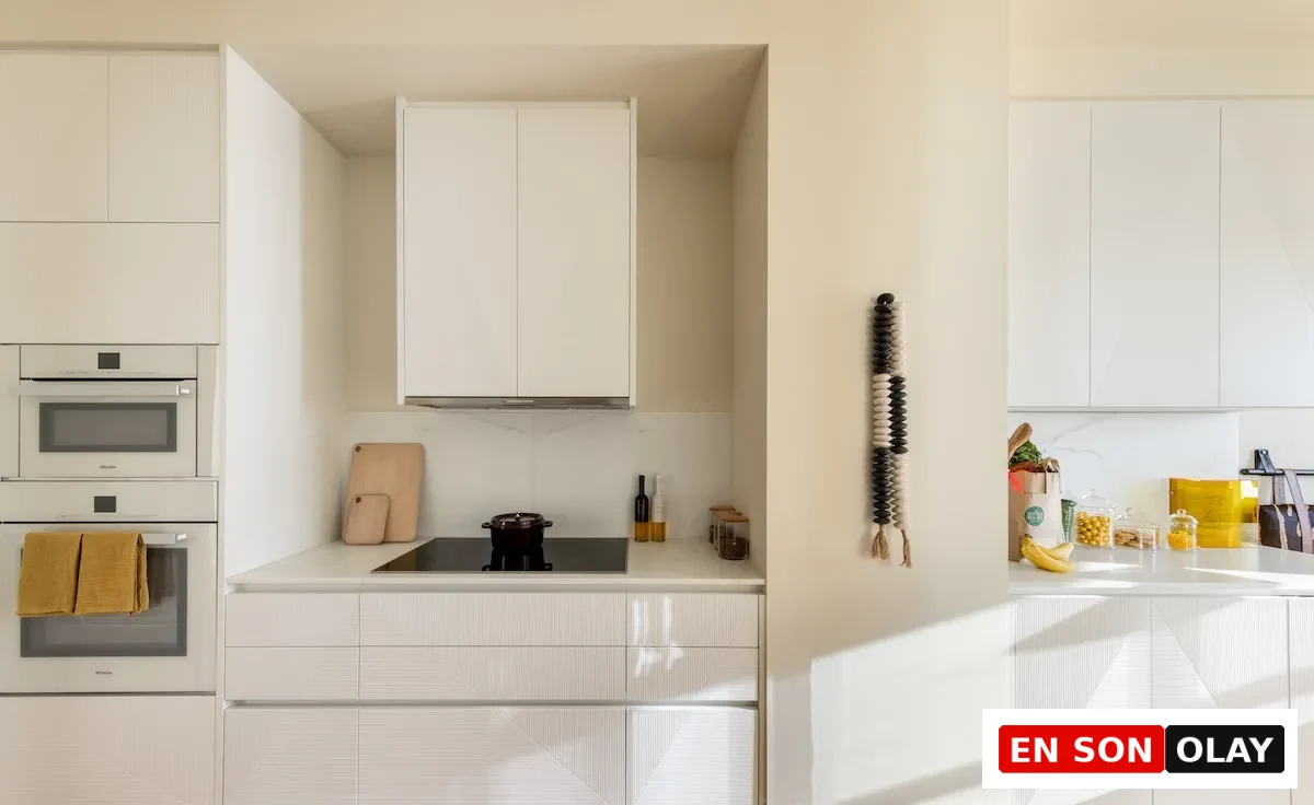 Yellow House Architects tasarımı One Wall Street mutfağında modern ve klasik detaylarla 2026 sonbahar mutfak dekorasyonu.