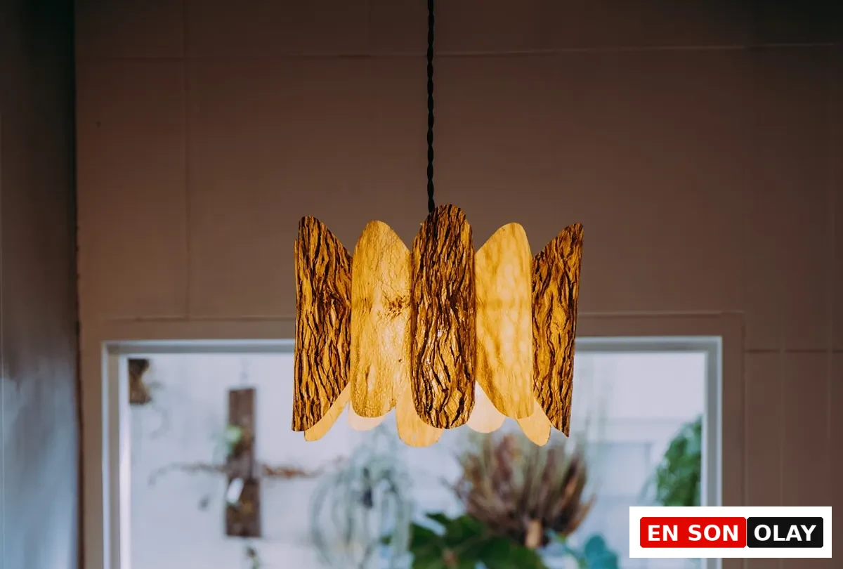 Lumamiling Circling Light aydınlatmasında ağaç kabuğunun doğal dokusu ve el işçiliğiyle sonbahar ev dekorasyonu ürünleri.