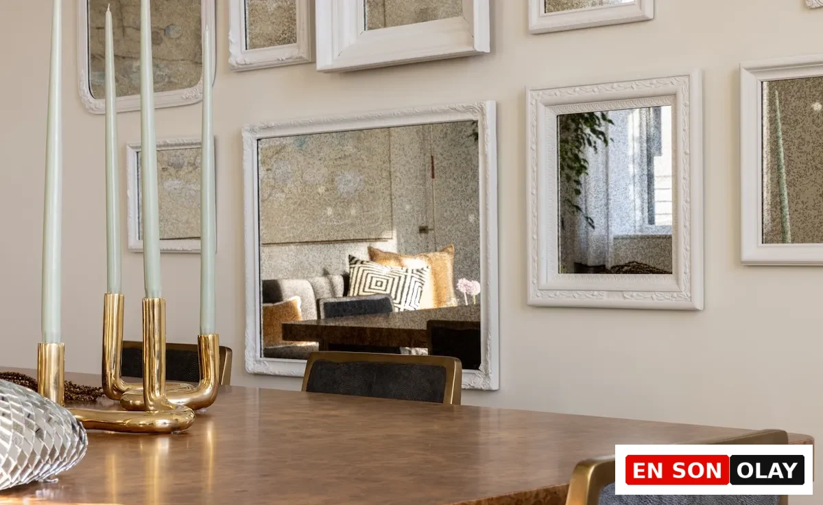 Yellow House Architects projesinde dekoratif objeler ve kişisel aksesuarlarla hazırlanan 2026 sonbahar ev dekorasyonu.