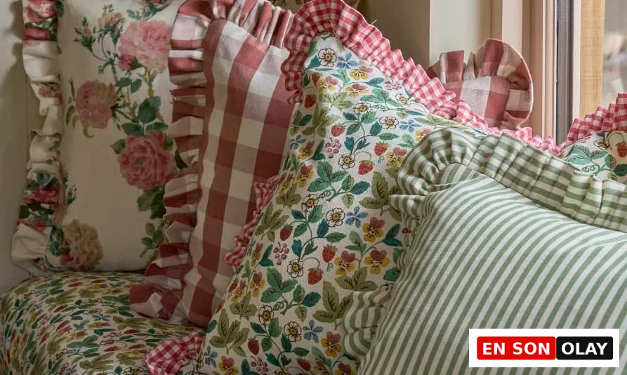 George Minnie'nin 2026 sonbahar dekorasyonu koleksiyonundan, kahverengi ve turuncu tonlarındaki yapraklar ile bordoya çalan zarif çiçek motifleriyle dolu, dokusu belirgin, kaliteli bir kumaşın detaylı yakın çekimi, evlere sıcak ve davetkar bir atmosfer sunuyor.