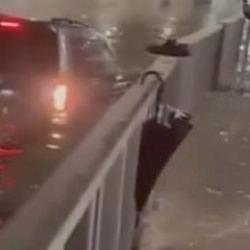 İstanbul'da yağmur etkisini artırdı! Alt geçidi su bastı, trafik durma noktasına geldi!