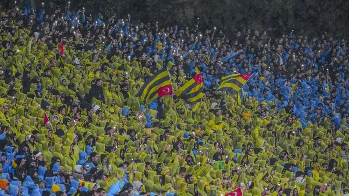 Fenerbahçe Taraftarına Galatasaray Derbisinde Yağmurluk ve Bere Dağıtılacak