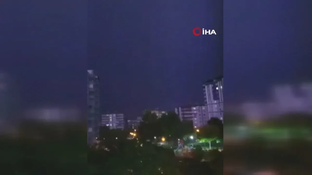 Diyarbakır’da İki Apartmana Yıldırım İsabet Etti