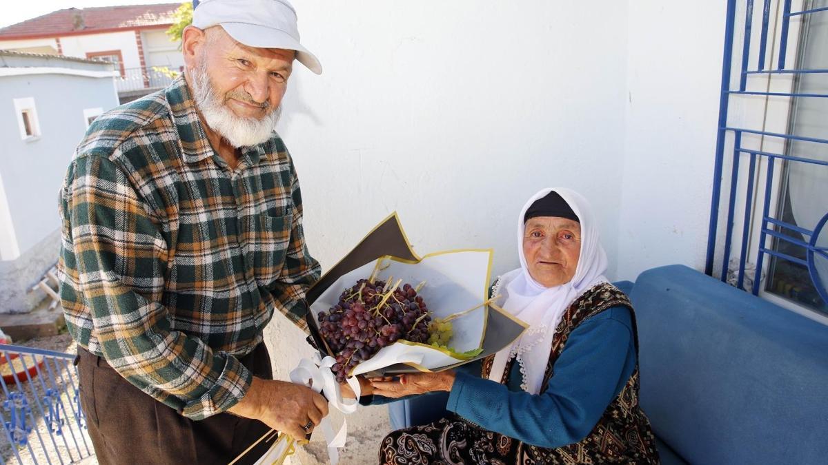 58 yıllık eşine çiçek yerine üzüm buketi hediye etti