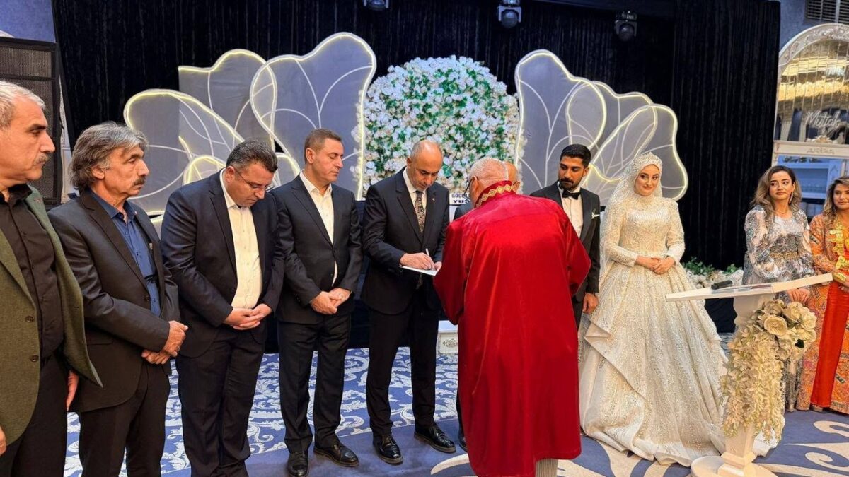 Bozova’da görkemli düğün! Akman ve Düşünür ailelerinin mutlu günü