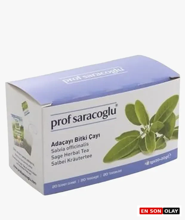 Beyaz bir zeminde, üzerinde Salvia officinalis bitkisinin yaprak görseli ve Adaçayı Bitki Çayı yazısı bulunan, mor detaylı Prof Saracoglu markalı 20'li süzen poşet adaçayı kutusu, makalenin ana konusu olan bu kadim şifa bitkisinin faydalarını vurguluyor.