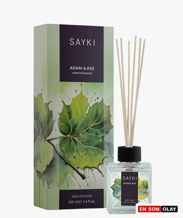 Üzerinde yeşil yaprak desenleri bulunan, Sayki Adam & Eve Home Fragrance markalı bir oda kokusu difüzörü ve kutusu, adaçayının da sağladığı gibi doğal bir ferahlık ve zihinsel dinginlik çağrıştırıyor.