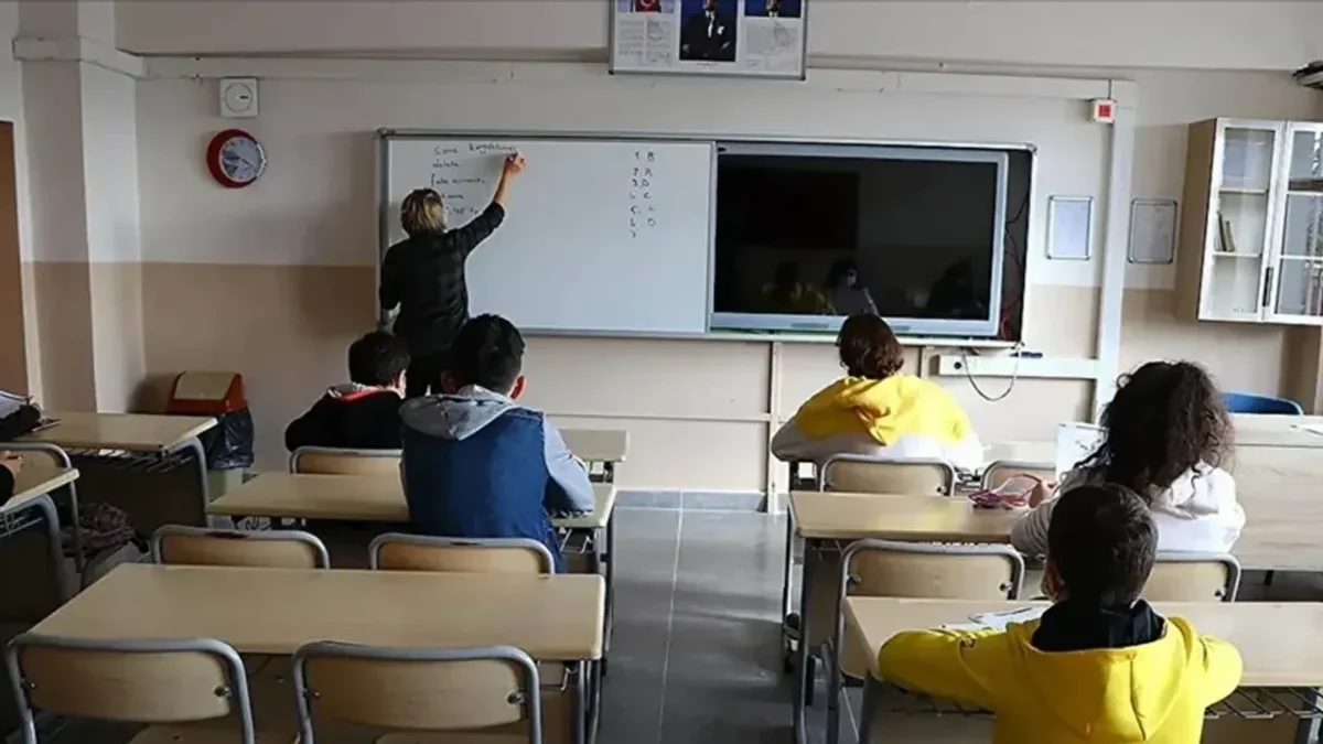Adana’da yarın okullar tatil mi? 5 Ekim Pazartesi Adana’da okul var mı?