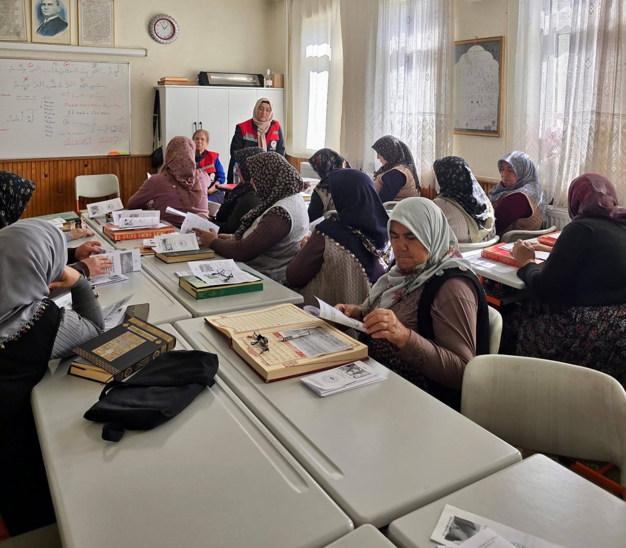Afyonkarahisar’da Kadın Çiftçilere Önemli Uyarı! Hayvanlardan İnsanlara Bulaşan Hastalıklar Anlatıldı