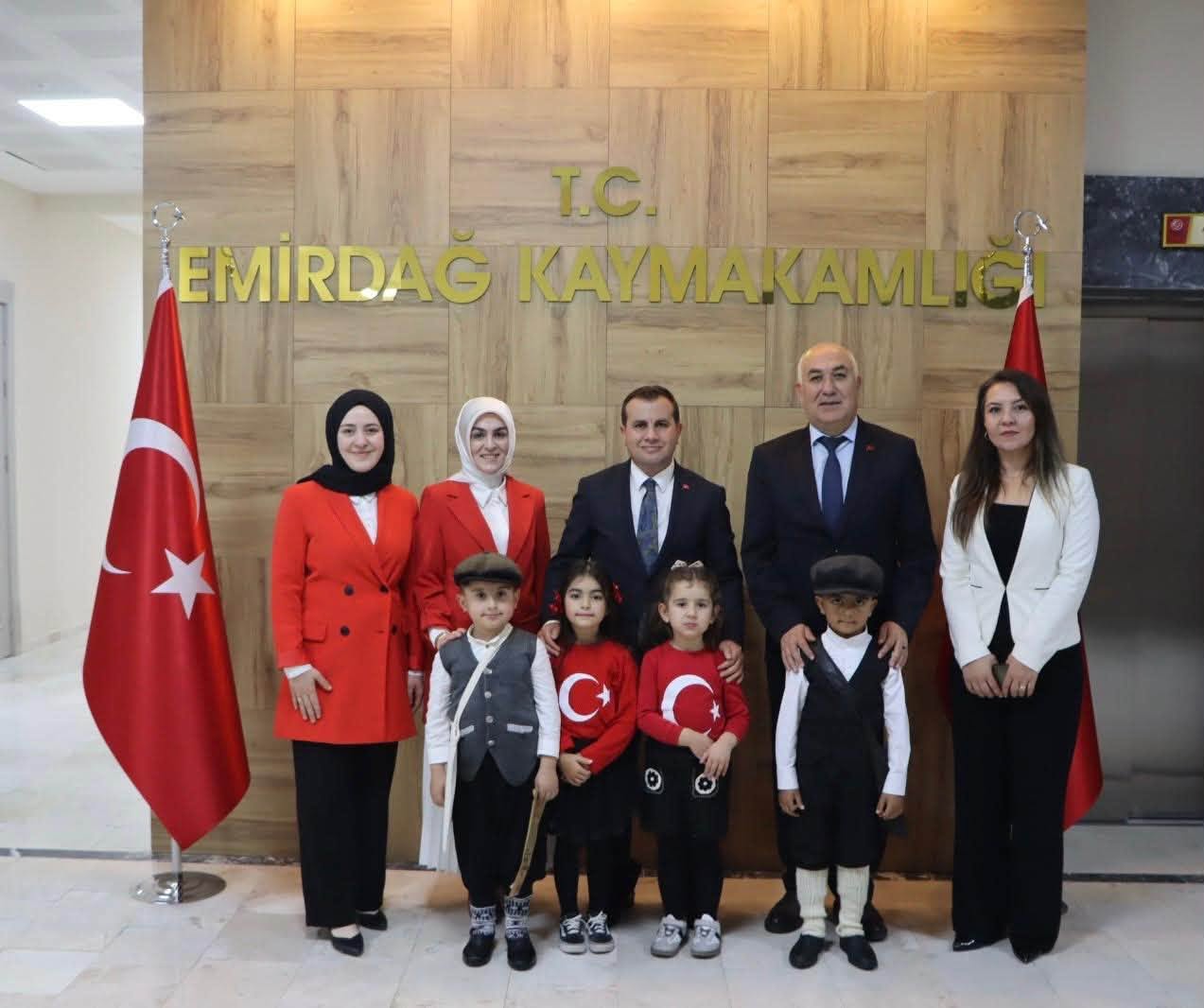 Afyonkarahisar’da Miniklerden Kaymakam Topaca’ya Cumhuriyet Bayramı Sürprizi!