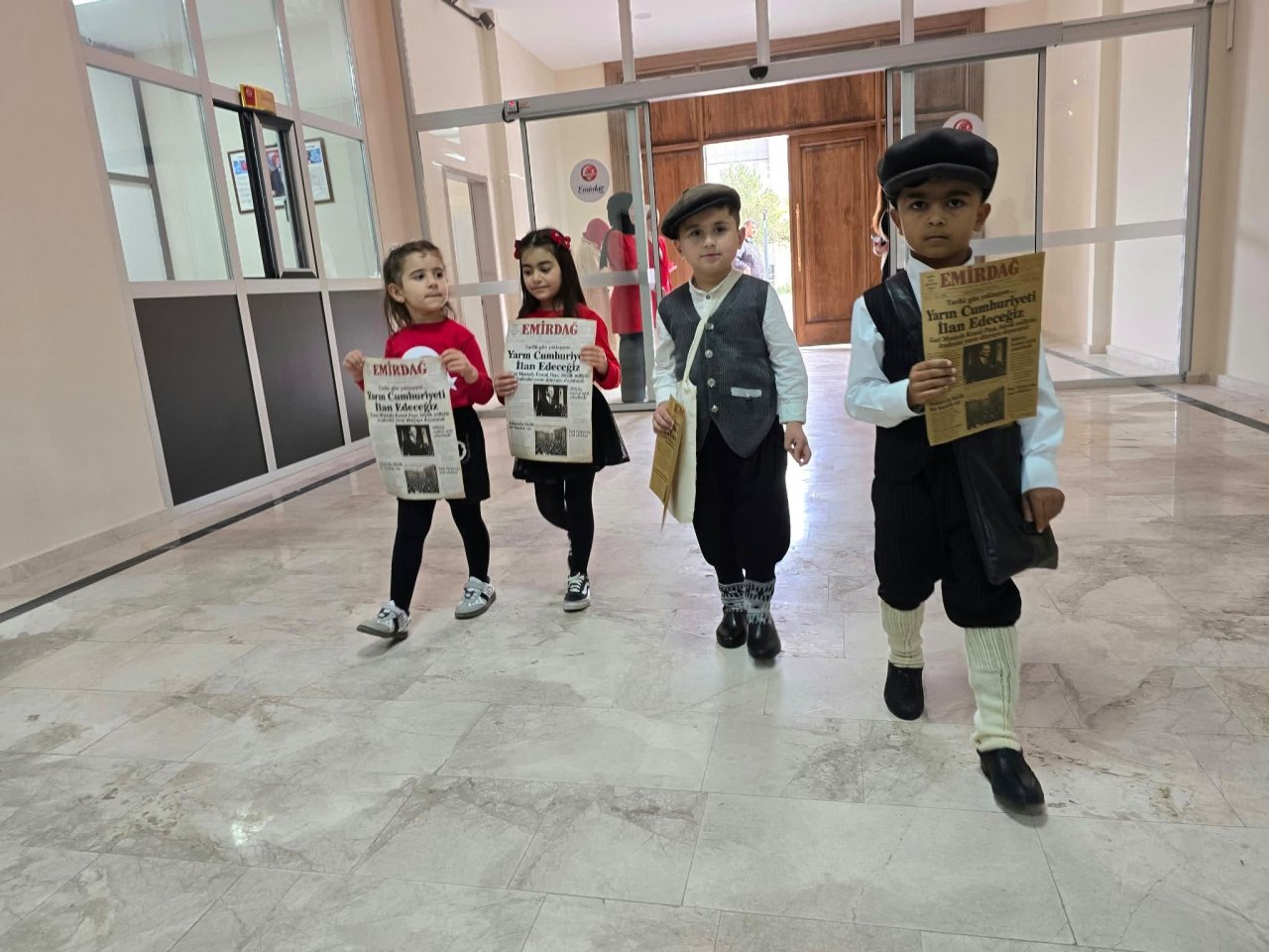 Afyonkarahisar’da Miniklerden Kaymakam Topaca’ya Cumhuriyet Bayramı Sürprizi!