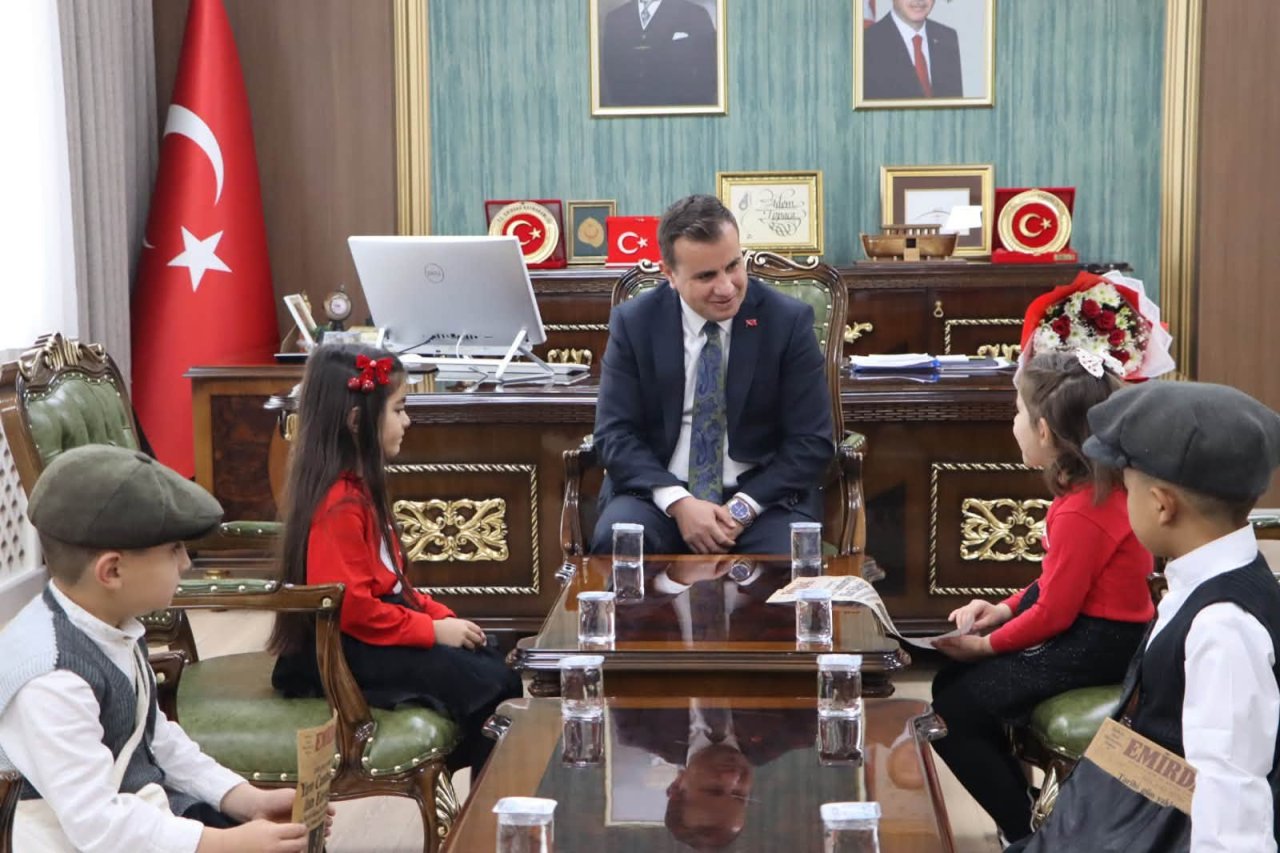 Afyonkarahisar’da Miniklerden Kaymakam Topaca’ya Cumhuriyet Bayramı Sürprizi!