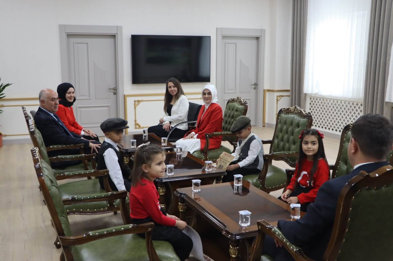Afyonkarahisar’da Miniklerden Kaymakam Topaca’ya Cumhuriyet Bayramı Sürprizi!
