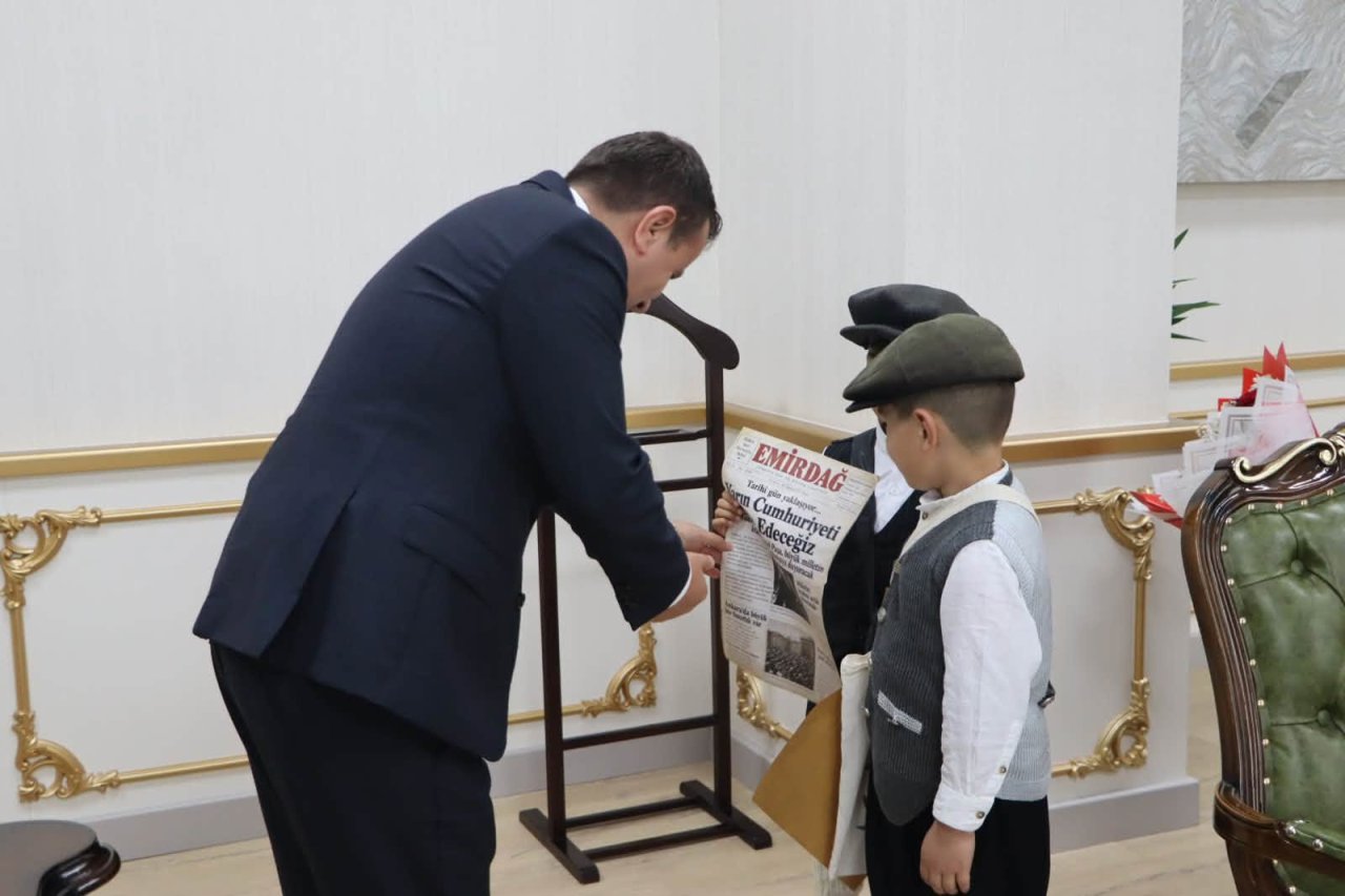 Afyonkarahisar’da Miniklerden Kaymakam Topaca’ya Cumhuriyet Bayramı Sürprizi!