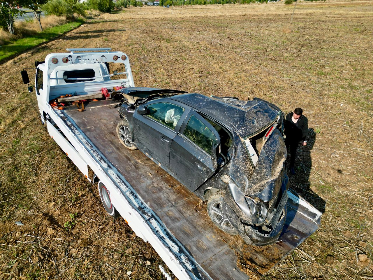 Afyonkarahisar’da Mucize Kurtuluş! Kâğıt Gibi Ezilen Otomobilden Yaralı Çıktı