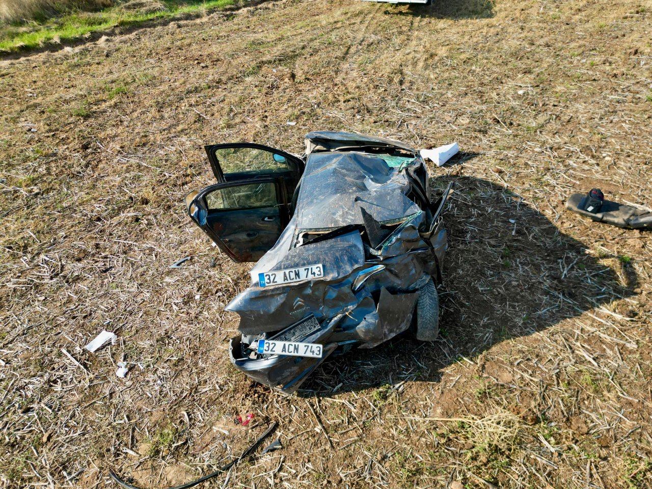 Afyonkarahisar’da Mucize Kurtuluş! Kâğıt Gibi Ezilen Otomobilden Yaralı Çıktı