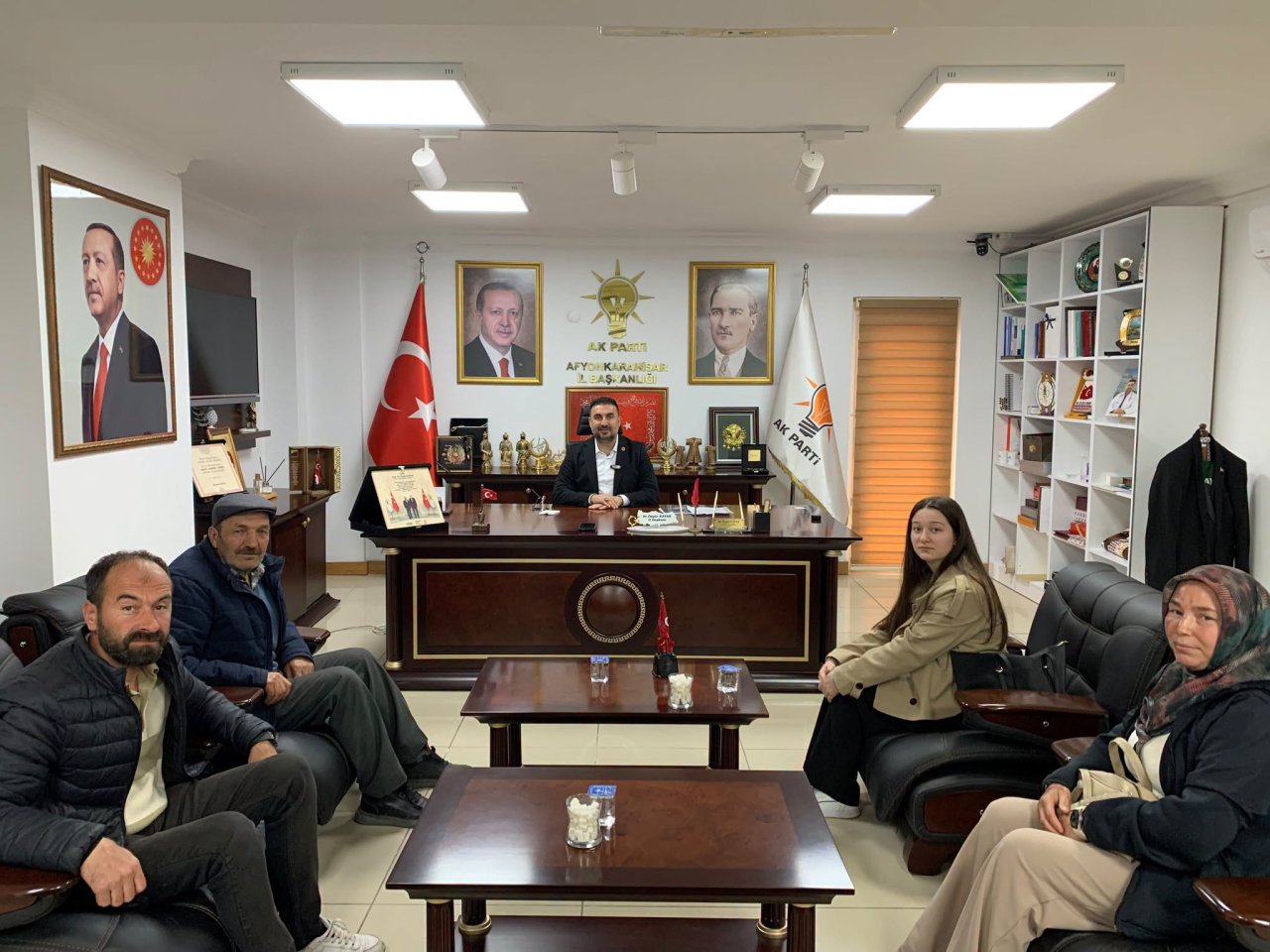 AK Parti Afyonkarahisar İl Başkanı Özgür Kavak'a Aile Ziyareti! Amcası Mehmet Kavak'ı Ağırladı
