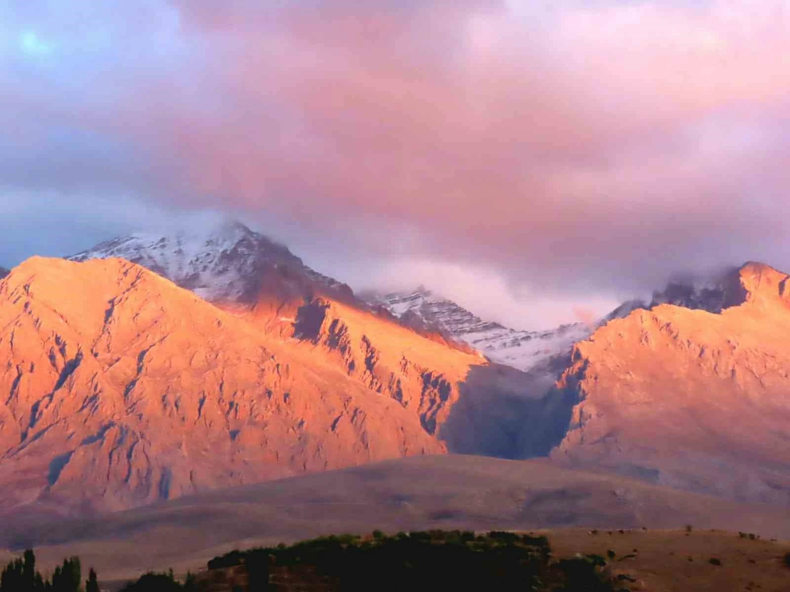Yılın dört mevsimi farklı doğal güzellikler sunan Aladağlar; dağcılık, trekking, kamp ve doğa sporları açısından bölgenin en önemli alanlarından biri olarak öne çıkıyor. Kış aylarında karla kaplanan zirveler, bölgeye ayrı bir görsel güzellik kazandırırken dağcılar ve kayakçılar için de farklı parkurlar oluşturuyor.
