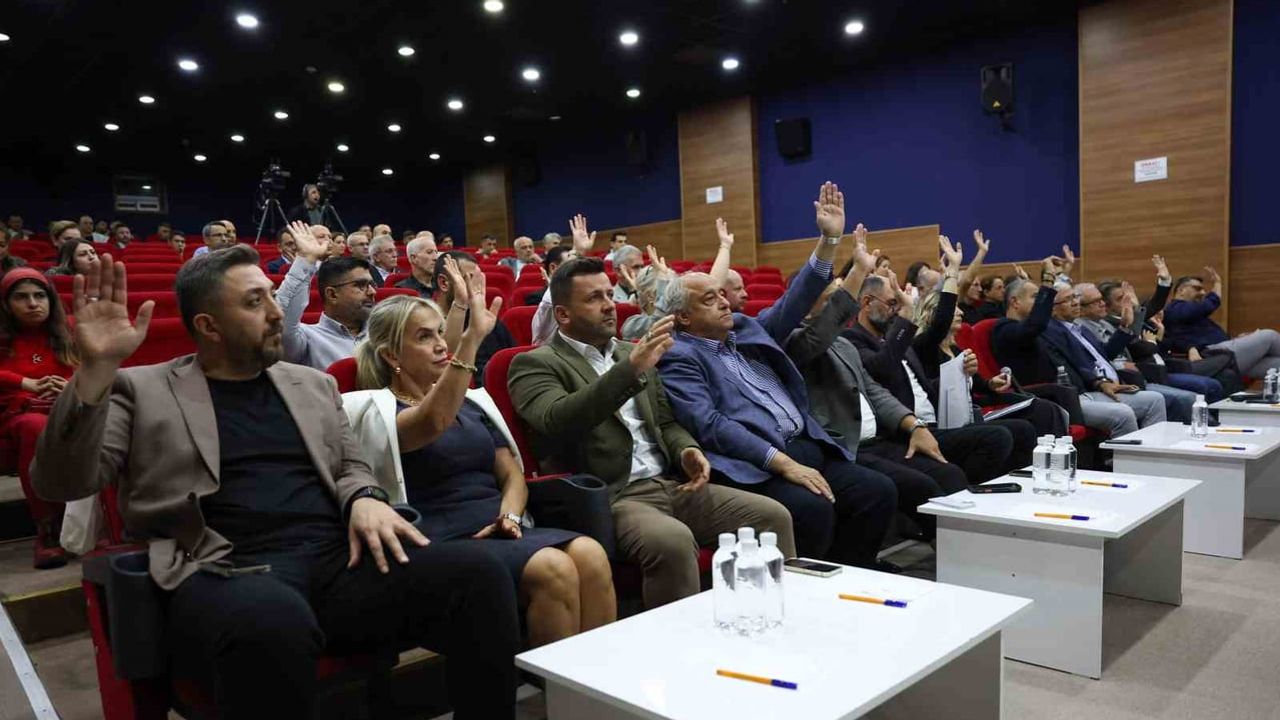 Aliağa meclisinde Cemil Tugay’ın parti tercihi ve 2027 bütçesi konuşuldu