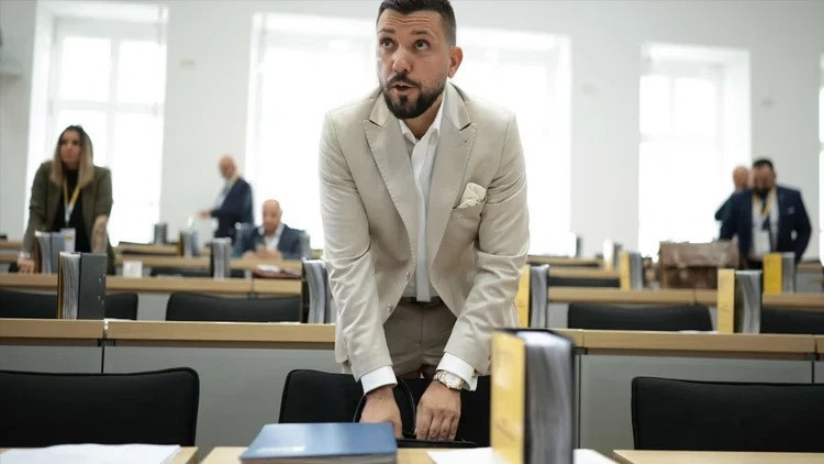 Almaya siyasetinde deprem: Yılların "Güvenlik Duvarı" nasıl yıkıldı? - Resim : 1